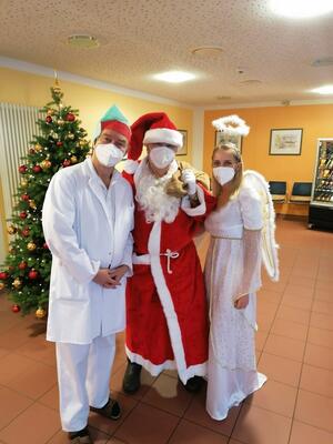 Weihnachtsmann Dr. Bernhard Moldenhauer (M.), Oberarzt Dr. Norbert Perlik und Weihnachtsengel Schwester Christina Bremer auf ihrem Weg zu den Patienten und Mitarbeitern des Krankenhauses