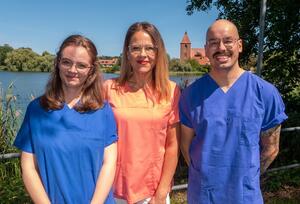 Bild: Die Community Health Nurses Laura Jenssen, Anja Jacobs und Eric Lindemann (v.l.). Foto: Dr. med. Bernhard Moldenhauer