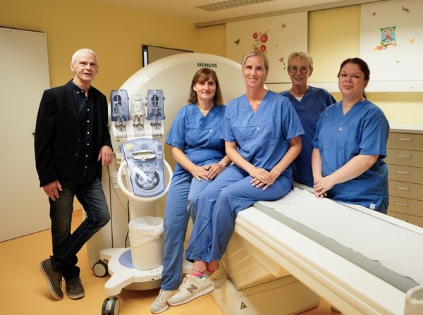 Radiologe Dr. Gert von der Schulenburg und die MTR Christina Boehme, Susanne Leitow, Frauke Meinken und Anja Stettner (v.l.) freuen sich auf Patienten zum R&ouml;ntgen oder zur Computertomographie (CT).